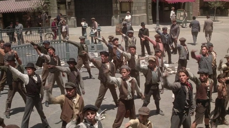 Jack Kelly e seus colegas jornaleiros dançando em Newsies