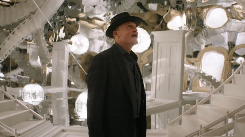 Woody Harrelson as Merritt McKinney standing with a look of wonder on his face in a mirror room in Now You See Me: Now You Don't