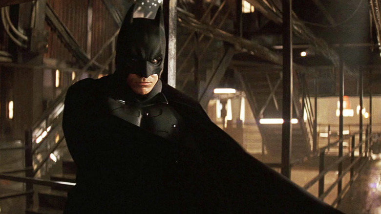 Batman posando em uma estação de metrô em Batman Begins