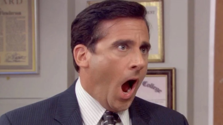 மைக்கேல் ஸ்காட்டாக ஸ்டீவ் கேரல் கத்துகிறார் 