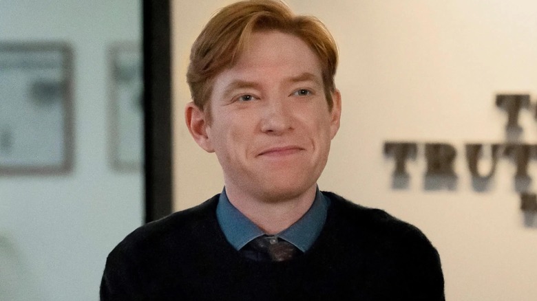 தி பேப்பரில் சிரிக்கும் நெட் சாம்ப்சனாக டோம்னால் க்ளீசன்