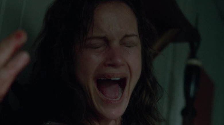 Carla Gugino escapes from handcuffs in Gerald's Game (2017)