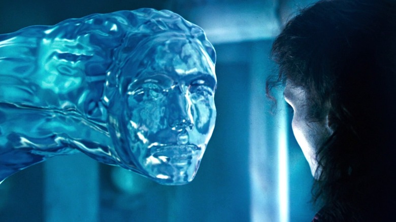 A pseudopod forms a human-like face in The Abyss