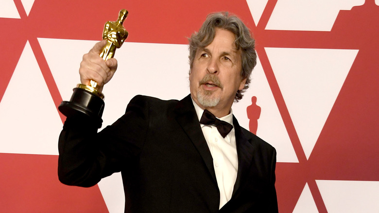 Peter Farrelly holding Oscar for Green Book