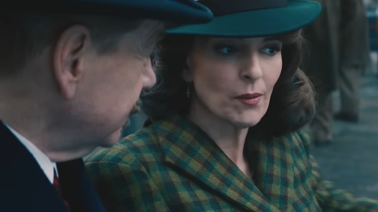 Haunting di Venesia, poirot dengan temannya Ariadne Oliver