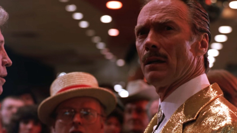 Tommy Nowak van Clint Eastwood kijkt naar links terwijl hij in een casino in Pink Cadillac staat
