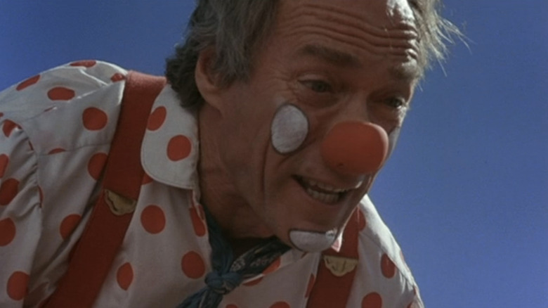 Tommy Nowak van Clint Eastwood is in close-up te zien, verkleed als clown in Pink Cadillac