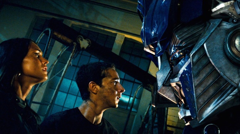 Michaela y Sam hablando con Optimus Prime en la película Transformers