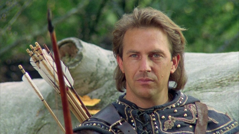 Kevin Costner como Robin Hood con su arco y flecha en Robin Hood: Príncipe de los ladrones