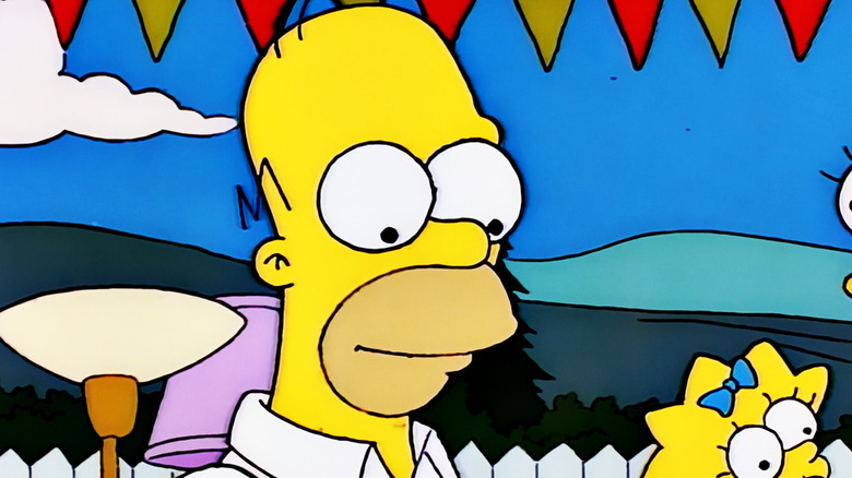 Homer Simpson est vu en gros plan alors qu'il se tient dehors dans Les Simpsons