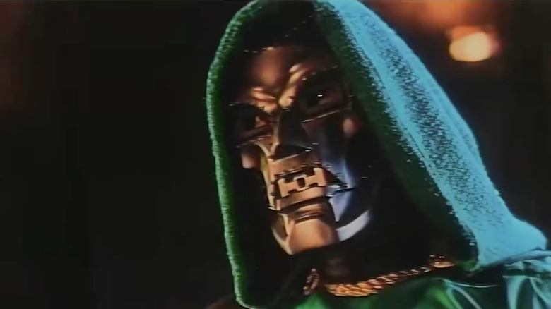 Joseph Culp als Victor Von Doom ziet er dreigend uit in The Fantastic Four (1994)