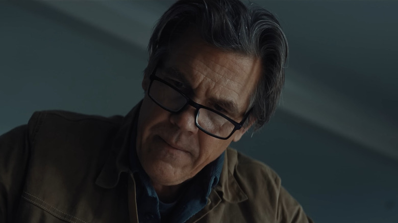 Josh Brolin as Archer studying a map in Weapons