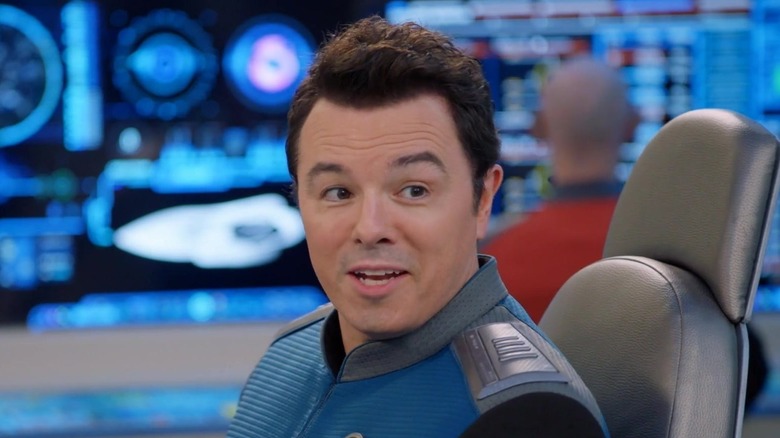 Ed Mercer van Seth MacFarlane lijkt ondeugend in The Orville