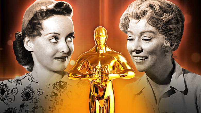Bette Davis e Greer Garson juntas com um Oscar