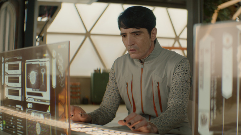 David Dastmalchian as Gurathin typing at his computer in Murderbot