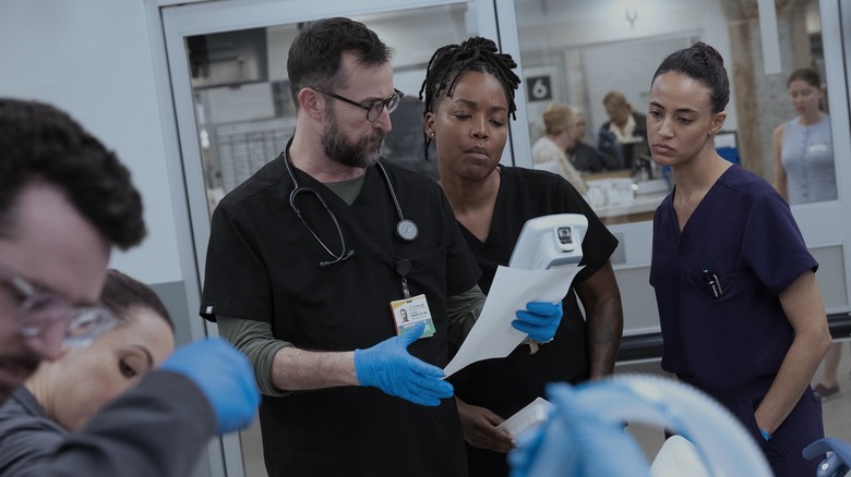 రాబీ, ఎల్లిస్ మరియు గార్సియా ది పిట్‌లో శస్త్రచికిత్స ప్రక్రియలో రీడౌట్‌ని చూస్తున్నారు