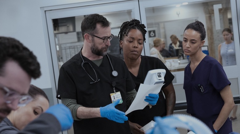 रॉबी पार्कर आणि योलांडा द पिटवरील परीक्षेच्या खोलीत कागदाचा तुकडा पाहत आहेत