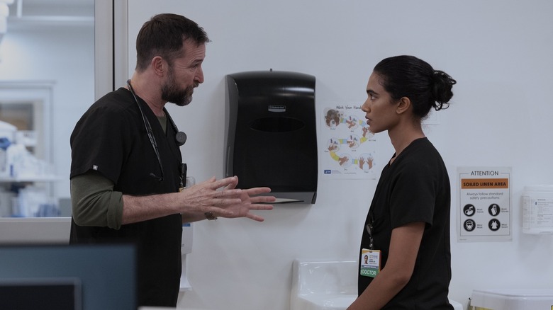 रॉबी द पिटवरील परीक्षेच्या खोलीत मोहनशी कठोरपणे बोलत आहे