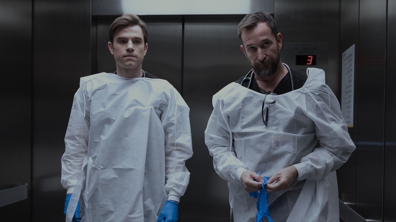 Langdon y Robbie en el ascensor de The Pit