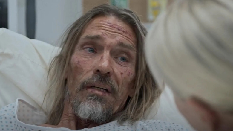 డిగ్బీ, హాస్పిటల్ బెడ్‌లో, ది పిట్‌లో డానాతో మాట్లాడుతున్నాడు