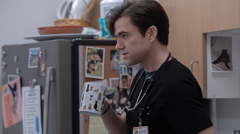 Langdon in de pauzeruimte met een mok op The Pitt