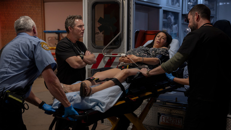 ஜூடித் தி பிட்டில் ஆம்புலன்ஸை விட்டு வெளியேறும்போது அபோட் மற்றும் ராபி அவர்களுக்கு சிகிச்சை அளித்தனர்