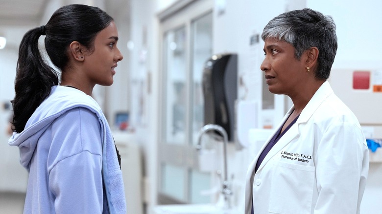 Victoria talking to Shamsi in the ER on The Pitt