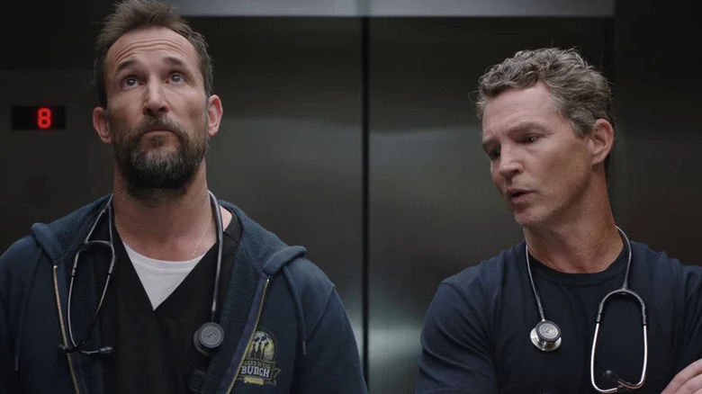Noah Wyle sebagai Dr. Robby dan Shawn Hatosy sebagai Dr. Abbott di lift di Pitt