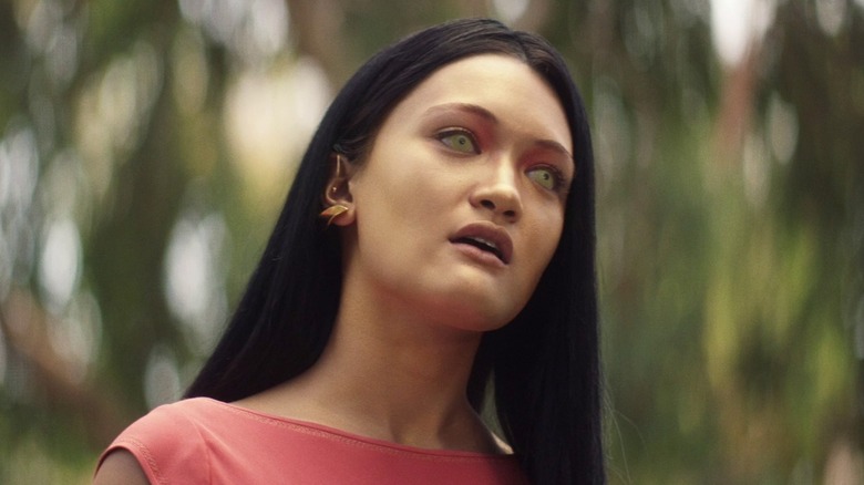 Isa Briones as Sutra, with gold skin and light green eyes, speaks in Star Trek: Picard