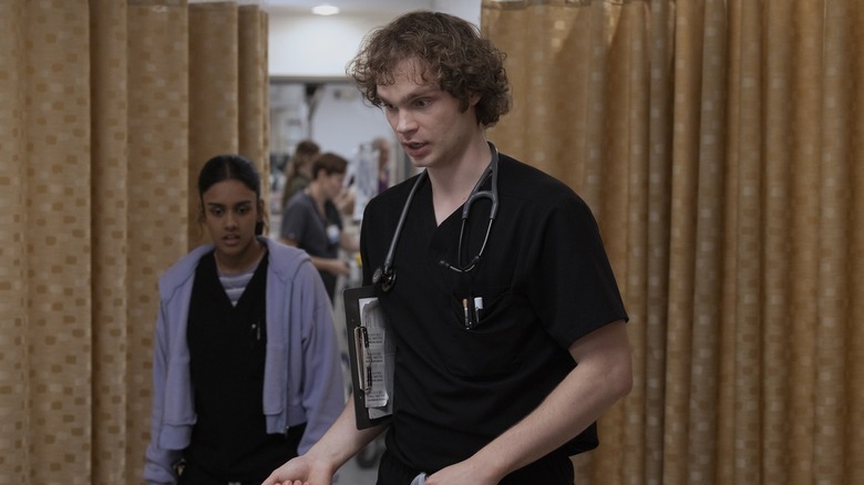 Ogilvie kijkt geschokt met Javadi achter hem in The Pitt