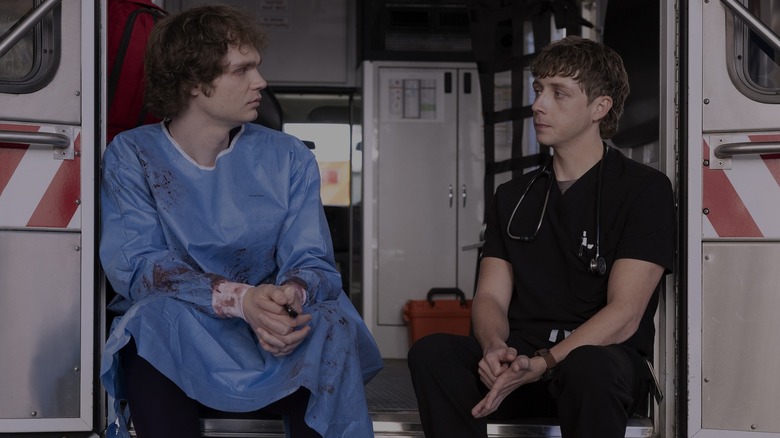 Ogilvie en Whitaker praten in de ambulanceruimte van The Pitt