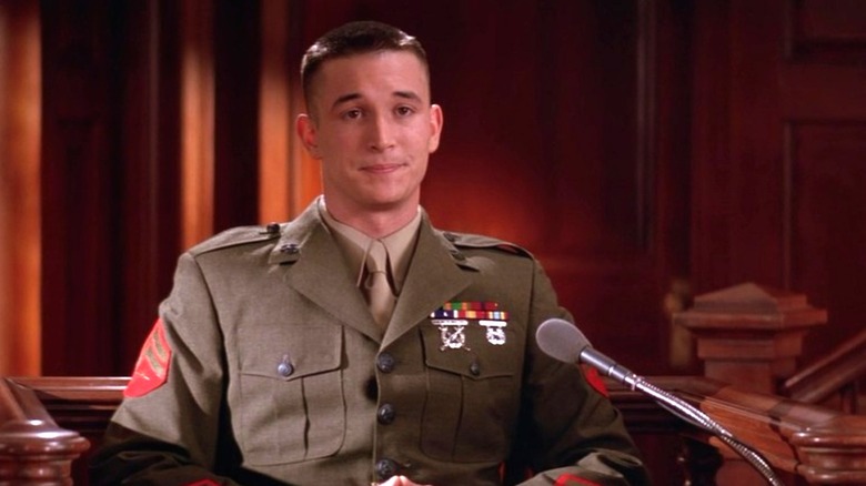 Le caporal Jeffrey Owen Barnes à la barre dans A Few Good Men