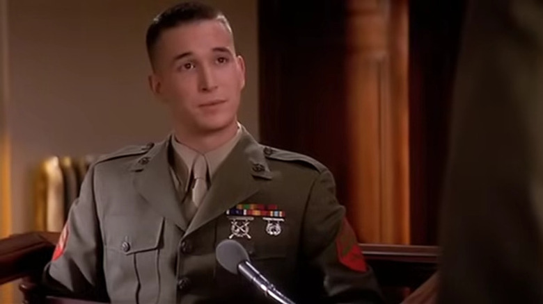 Korporaal Jeffrey Owen Barnes wordt aan een kruisverhoor onderworpen. Een paar goede mannen