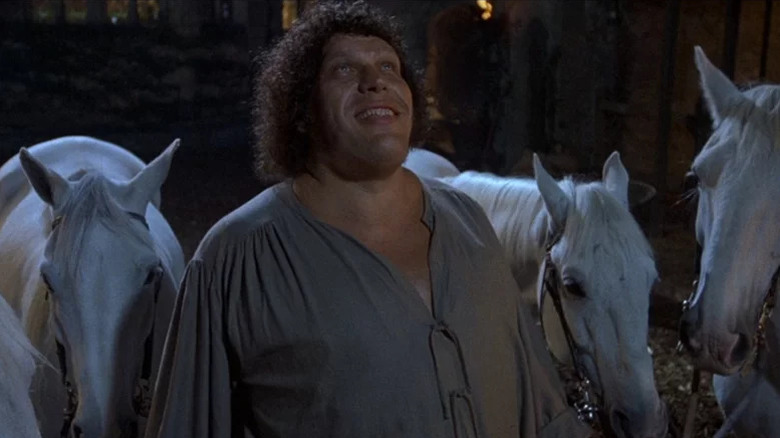 André el gigante como Fezzik sonriendo y saliendo con caballos en la princesa Novia