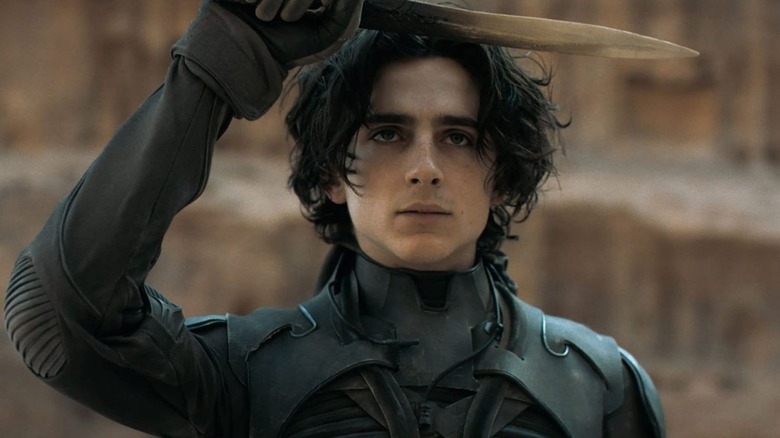 Paul Atreides wields a knife in Dune 2021