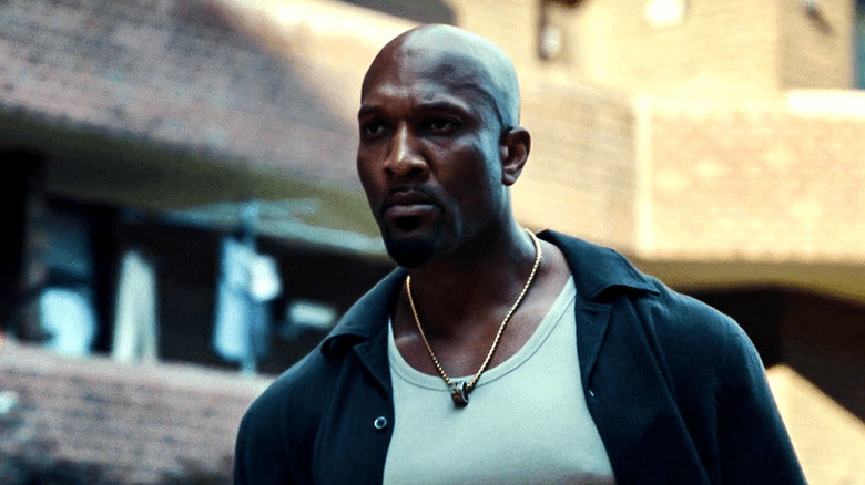 Barracuda (Jamal Lloyd Johnson) staat op straat in 