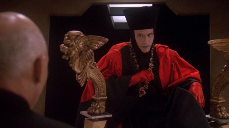 T, berpakaian sebagai hakim masa depan, berbicara dengan Kapten Picard. Dari Star Trek: Generasi Berikutnya