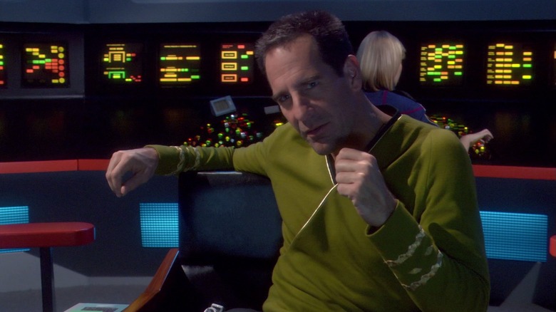Evil Captain Archer, dalam seragam Kirk, di jembatan kapal luar angkasa yang dibajak dalam episode Star Trek: Enterprise