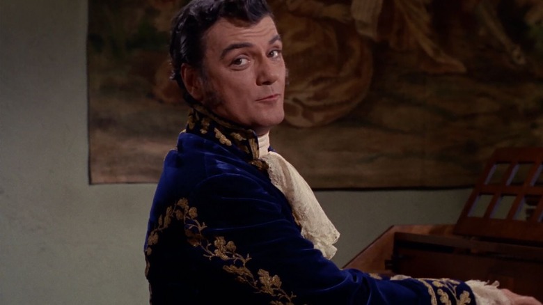 Trelane, dalam gaun militer mewah, memainkan harpsichord pada episode Star Trek