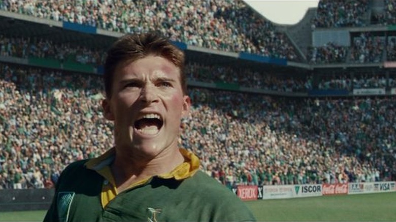 Scott Eastwood gritando no campo de futebol em Invictus