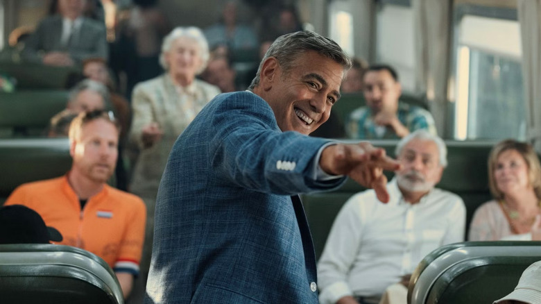 ஜே கெல்லியில் ரயிலில் இருக்கும் ரசிகரை நோக்கி சிரித்துக்கொண்டே ஜே கெல்லி