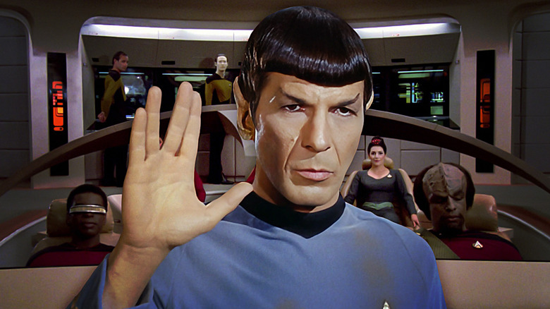 Leonard Nimoy y el equipo de Star Trek: The Next Generation