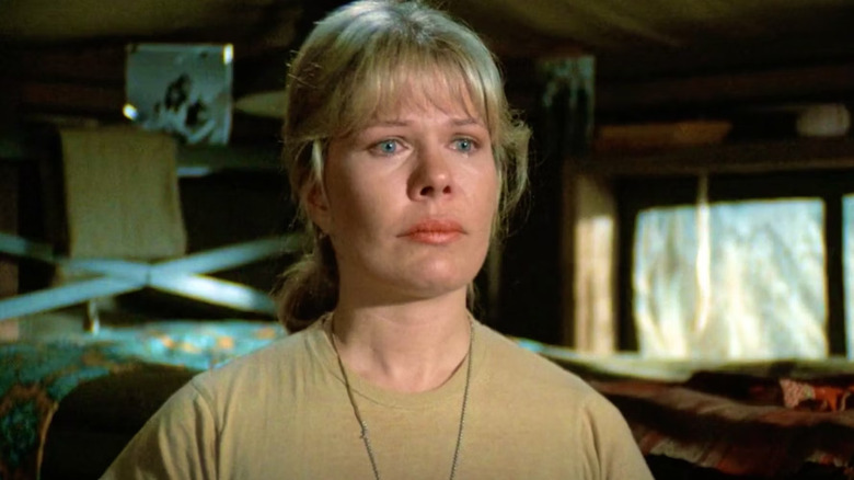 Margaret Houlihan lucha por contener las lágrimas por M*A*S*H