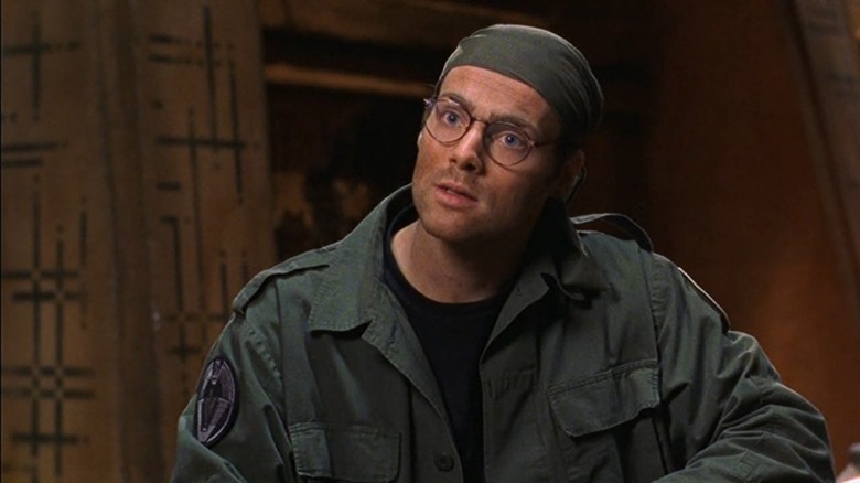 Michael Shanks como el Dr. Daniel Jackson parece confundido en Stargate SG-1