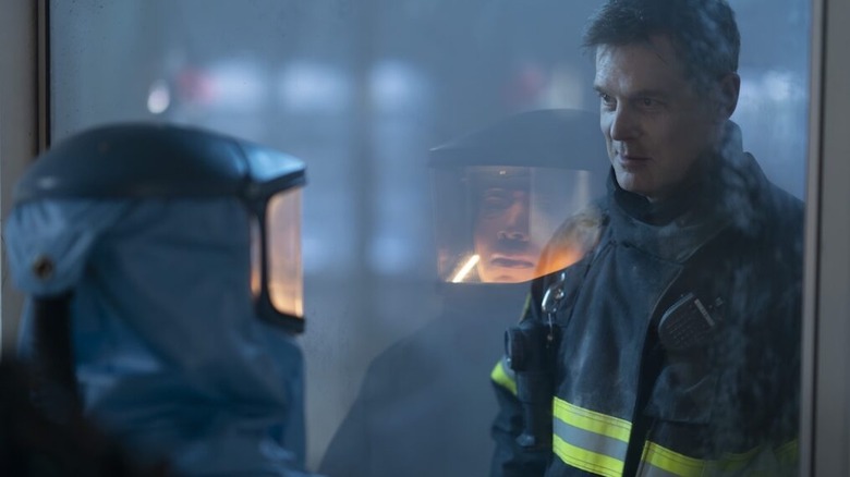 Peter Krause as Bobby Nash and Angela Bassett as Athena Grant-Nash say their goodbyes in 9-1-1