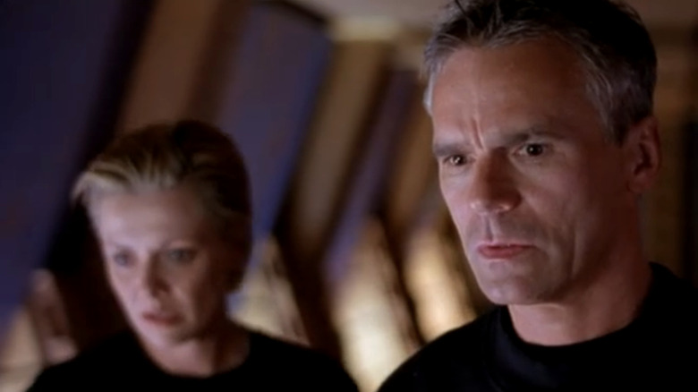 Jack de Richard Dean Anderson e Samantha de Amanda Tapping parecem nervosos no Stargate SG1