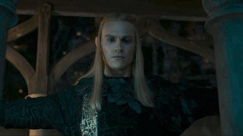 Close up of Sauron lifting hands