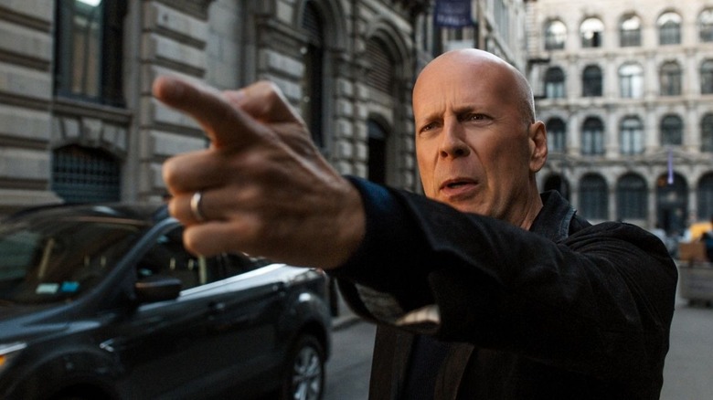 Bruce Willis as Paul Kersey holding up his finger as a gun in Death Wish (2018)