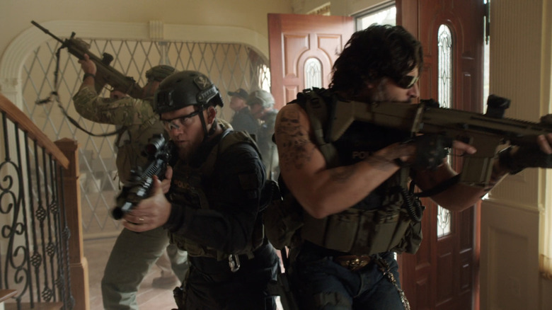 James Murray van Sam Worthington en Joe Phillips van Joe Manganiello leiden een team DEA-agenten door een huis in Sabotage