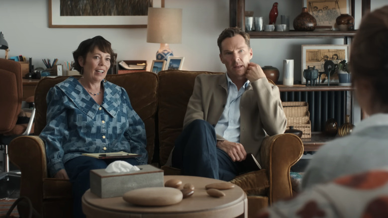 Benedict Cumberbatch and Olivia Colman as Theo and Ivy sitting in a therapy session in The Roses
